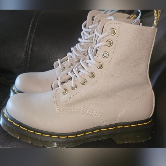 Dr. Martens 1460 Pascal Virginia Leather Lace Up Boots 'Vintage Taupe' size 6 - Picture 8 of 16